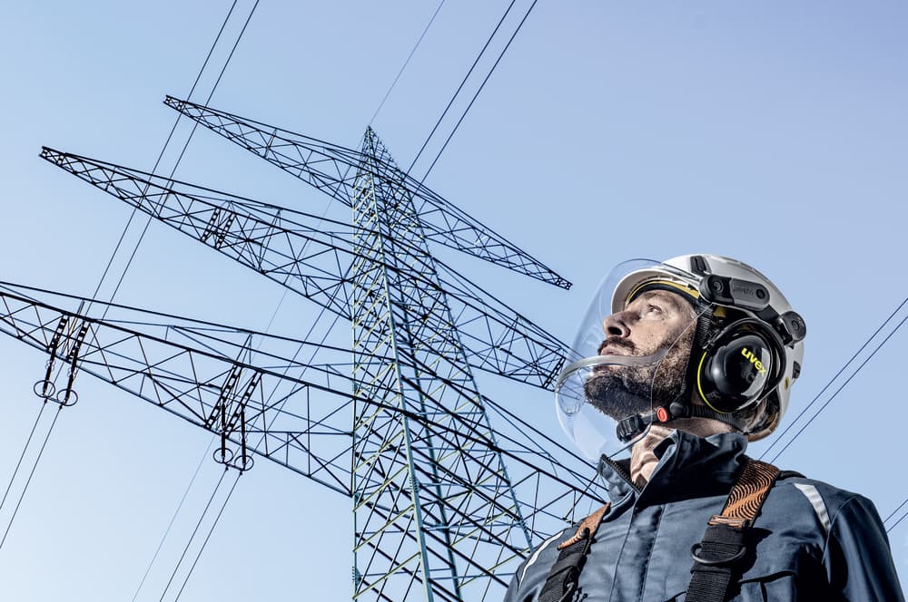 Dielektrická ochranná přilba uvex při práci s elektrickým rizikem