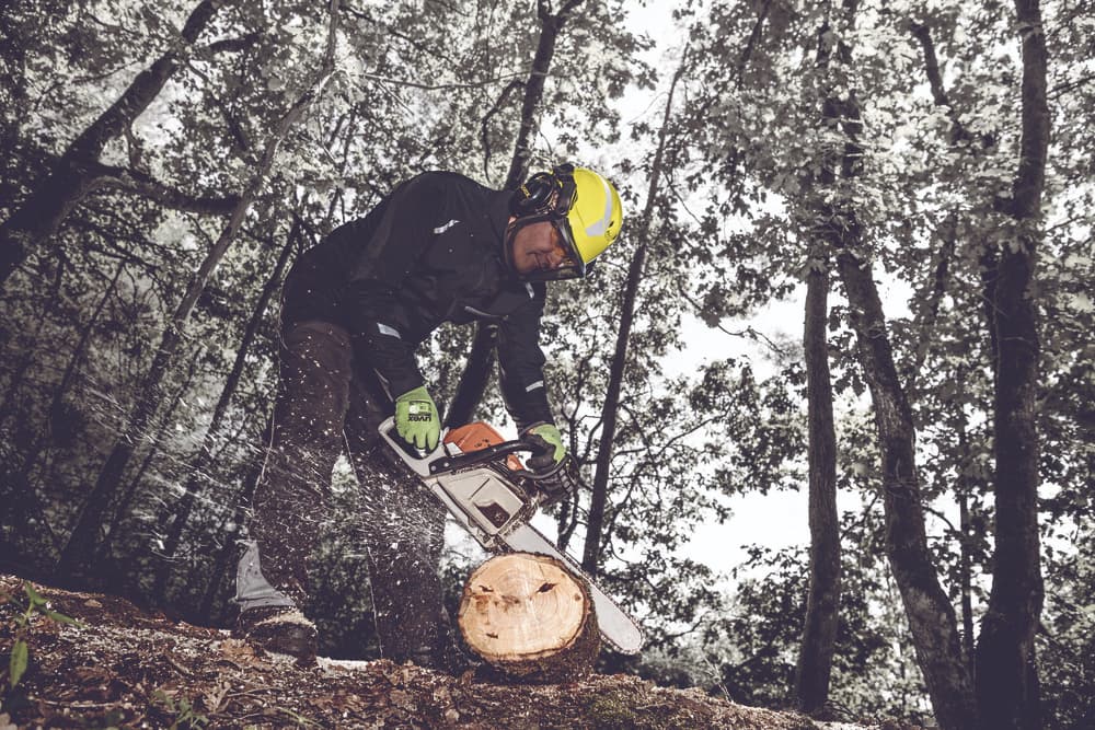 Lesnická ochranná přilba uvex pheos forestry při práci v lese